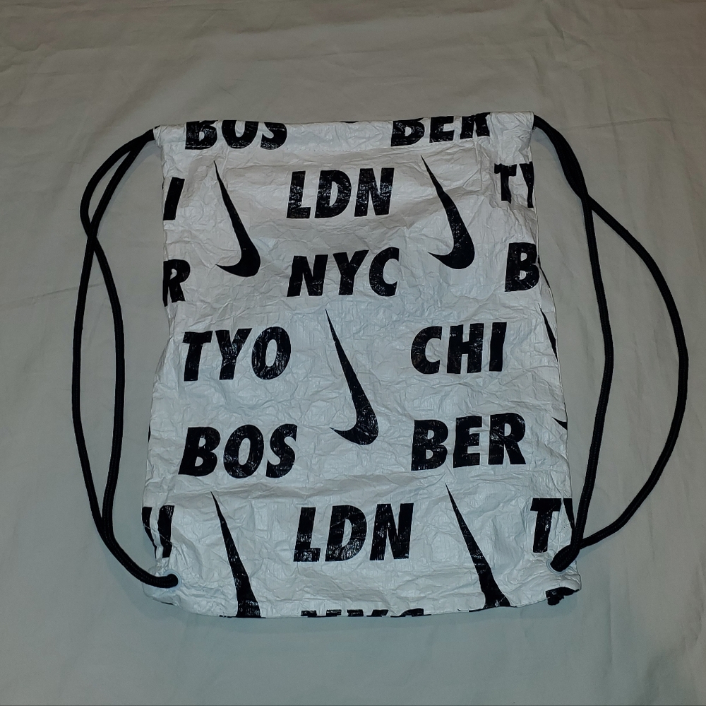 Nike cinch bag with interior zippered pocket Nike By You ZoomX Invincible Run